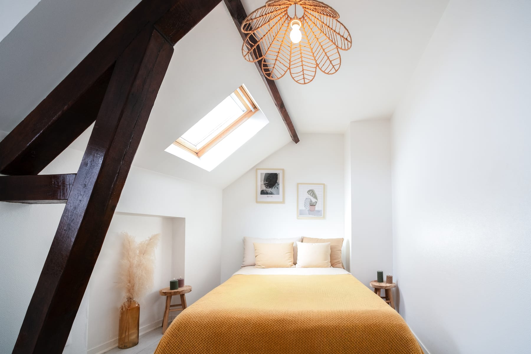 Chambre après retouche Double : lumière et teintes corrigées, cadrage nettoyé, ambiance épurée