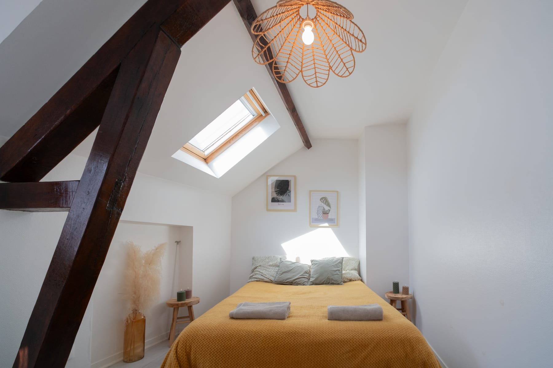Même chambre avant retouche : photo brute, non désencombrée, teintes non corrigées